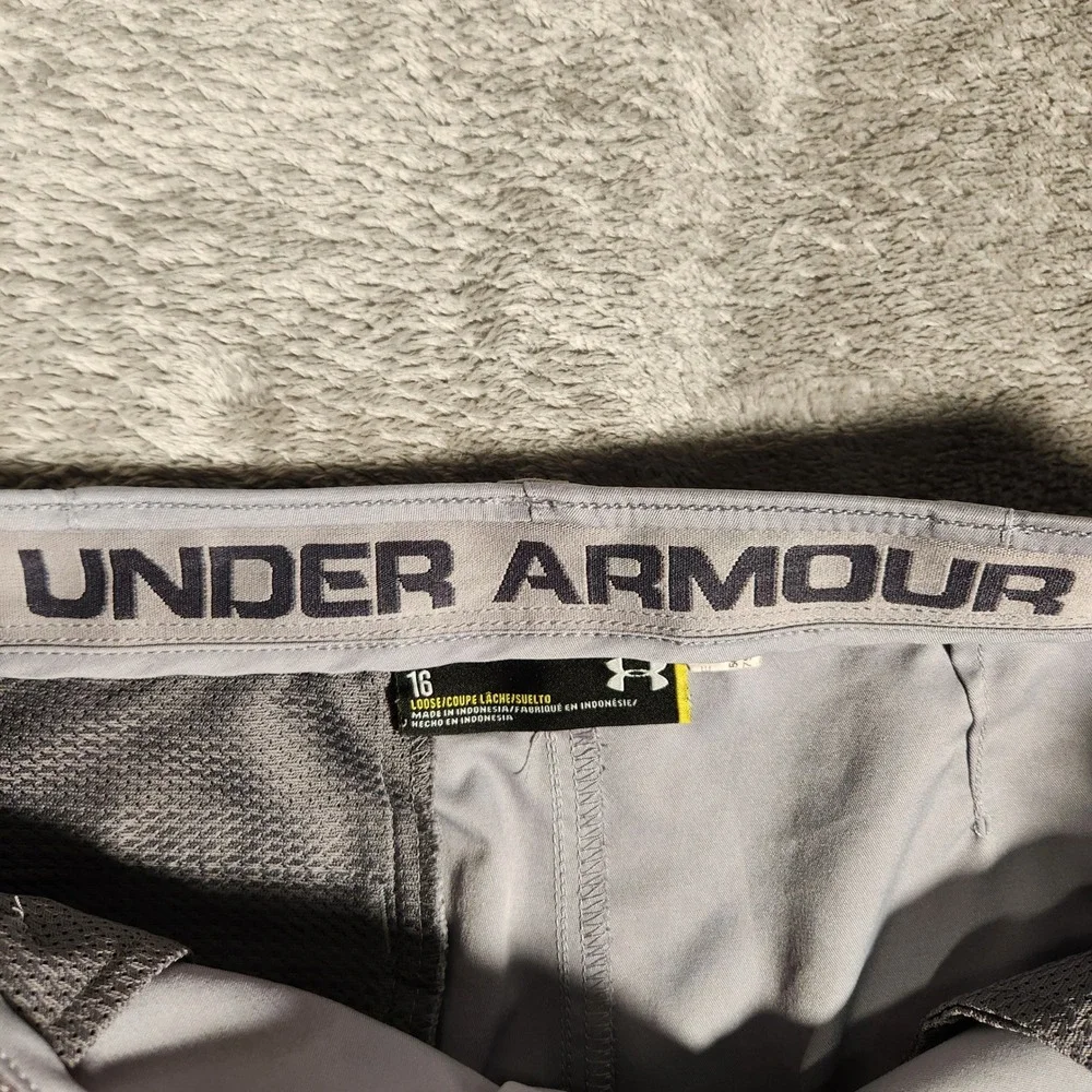 Under Armour‎ Golf Shorts Men's 16 Gray Style 1290349 Loose Fit